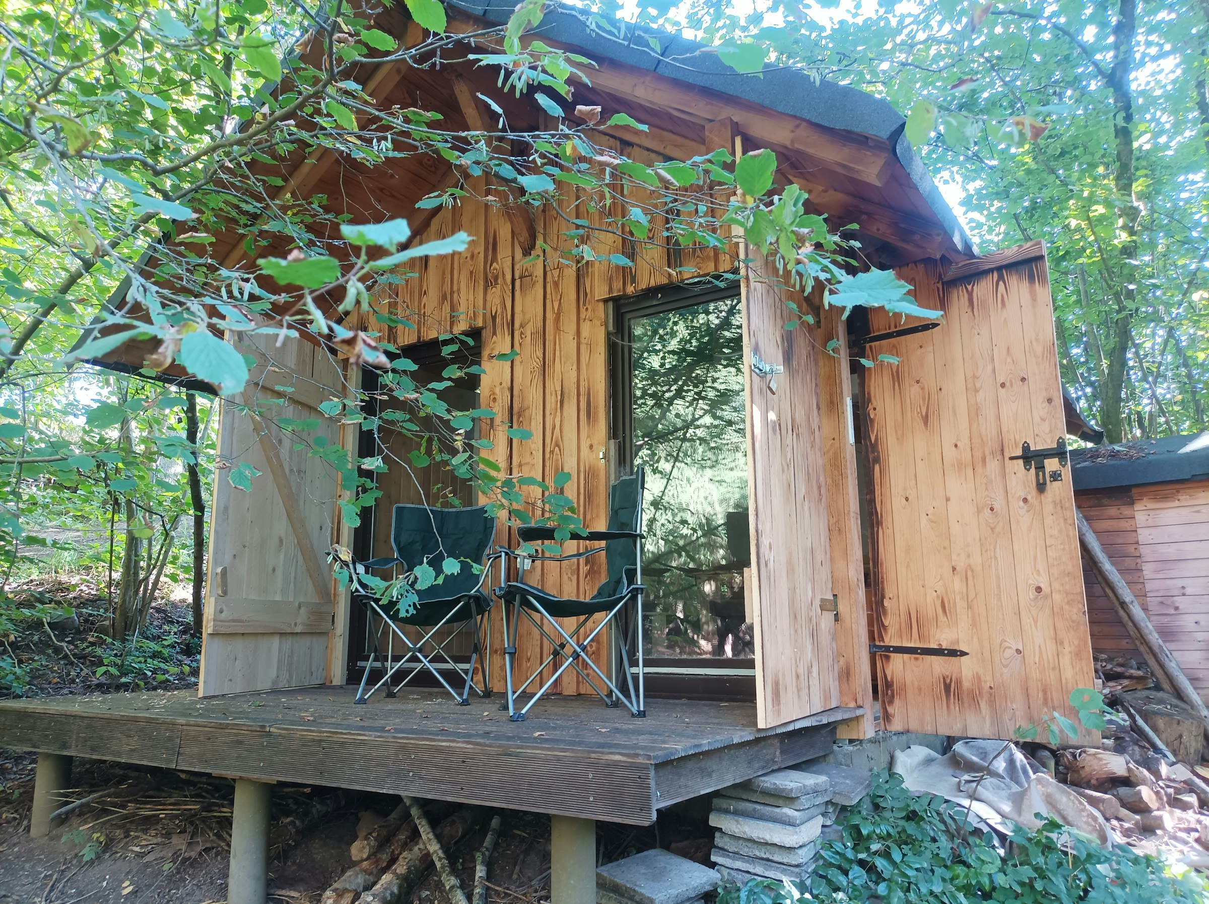 Holzhütte mit 3000m² Waldgrundstück