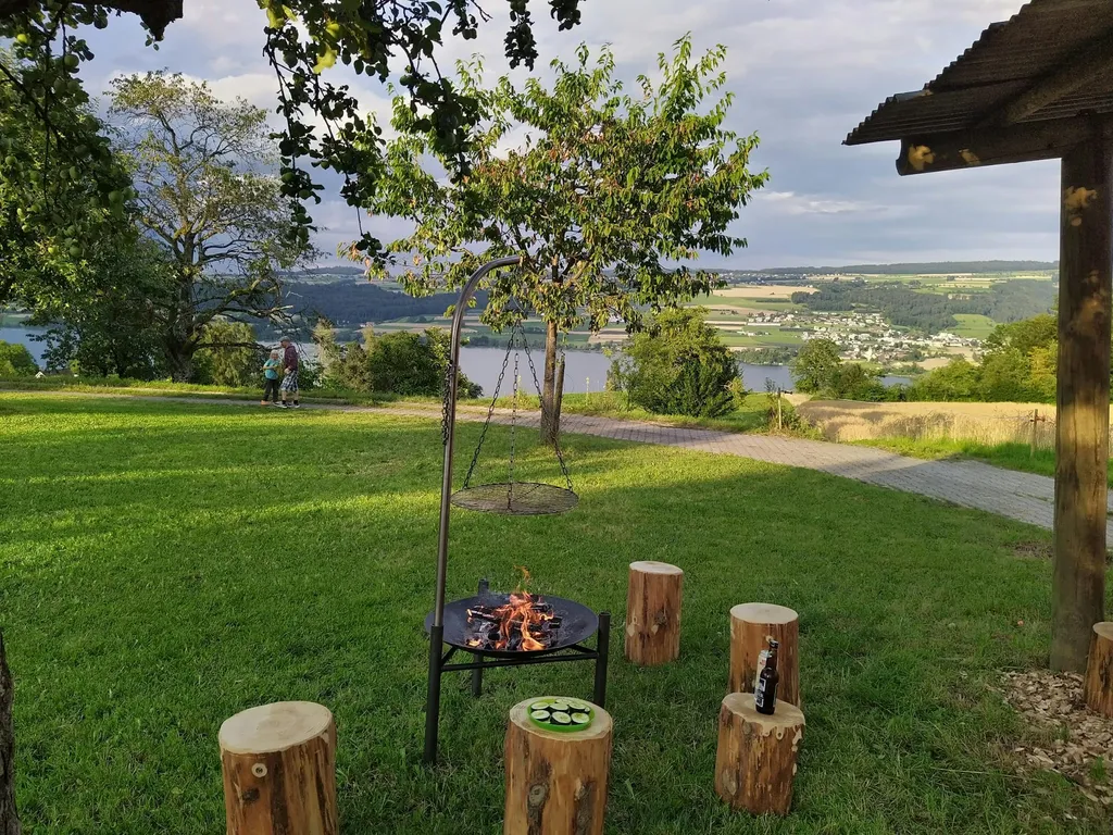 Camp im Obstgarten mit Seeblick