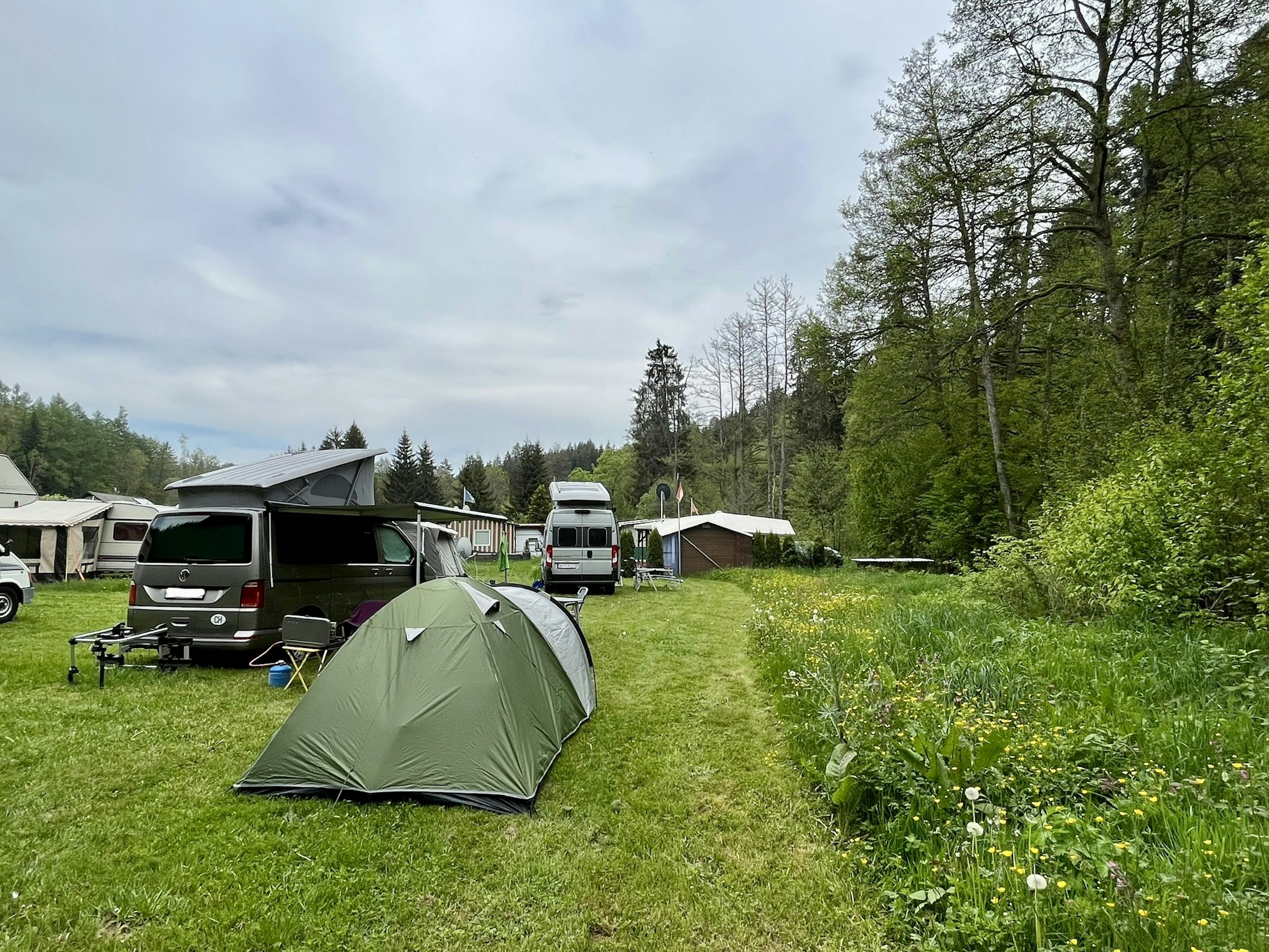 Mit Zelt auf der Waldwiese am Bach