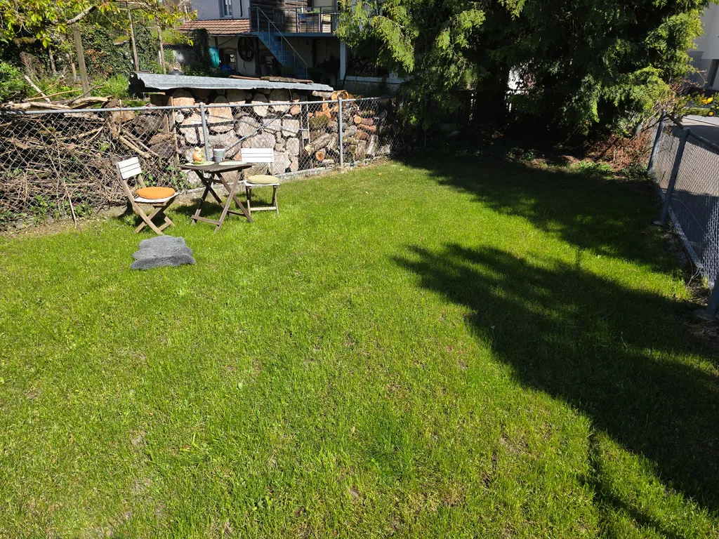 Gartenwiese mit Flussbadestelle