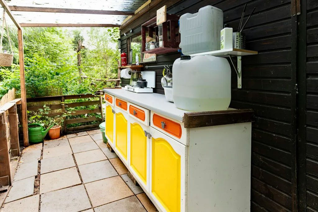 Tiny Haus im Wald für ein Abenteuer