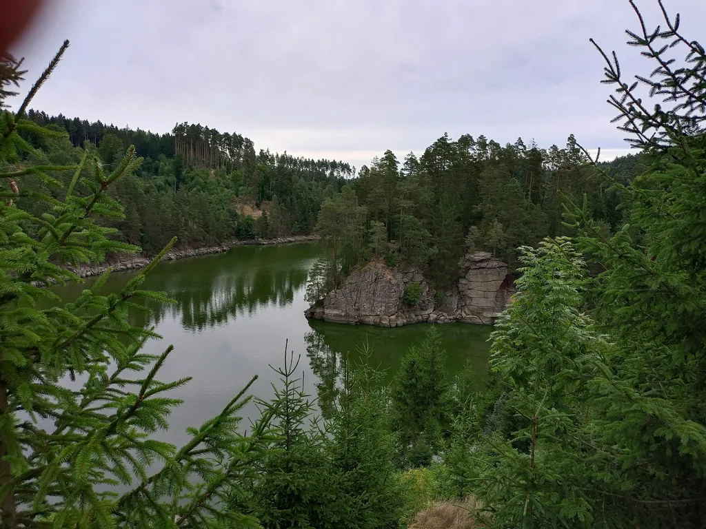 Zelten am Stausee Ottenstein. Ruhig