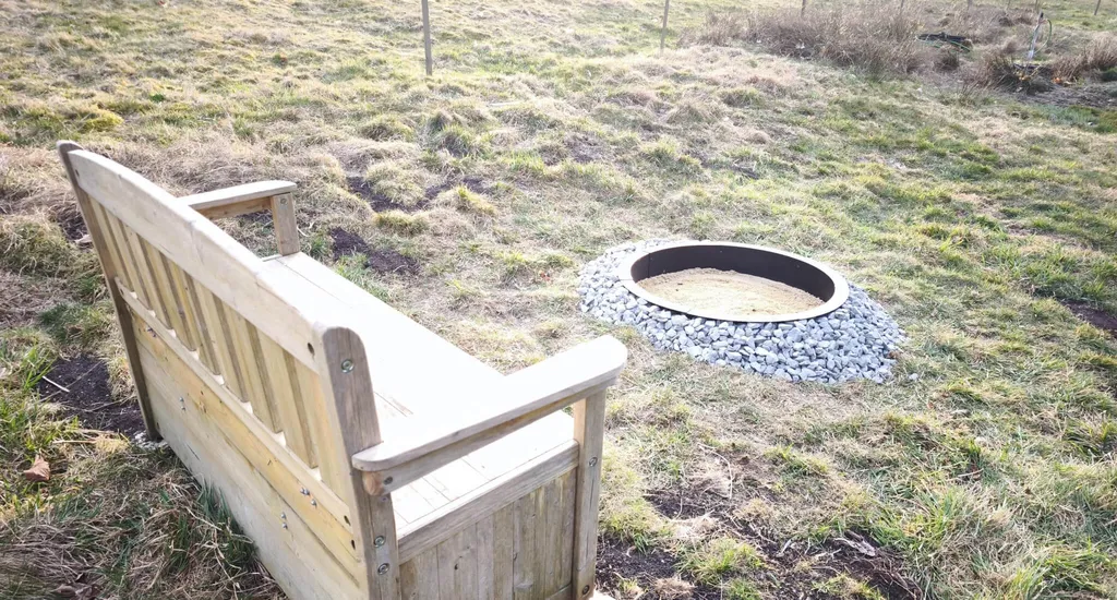 Sicher eingefasste Feuerstelle mit Sitzmöglichkeit. 
Direkt am Platz für ruhige Abende am Feuer. Brennholz gegen kleine Gebühr vor Ort.