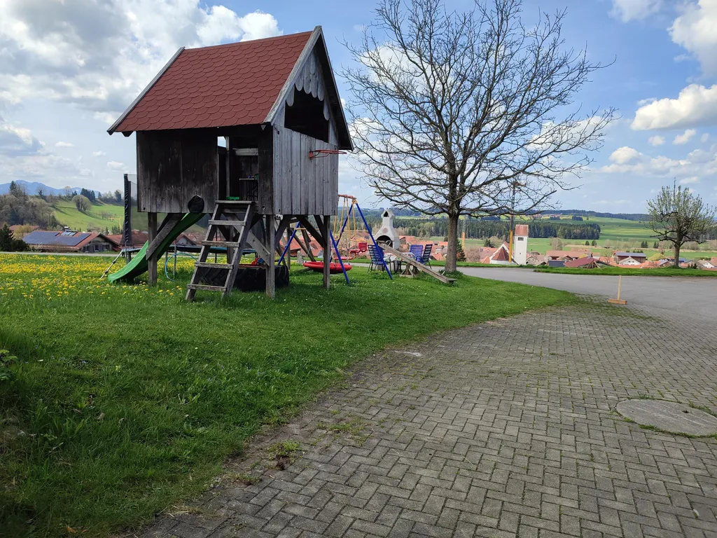 Befestigter Stellplatz direkt am Spielplatz