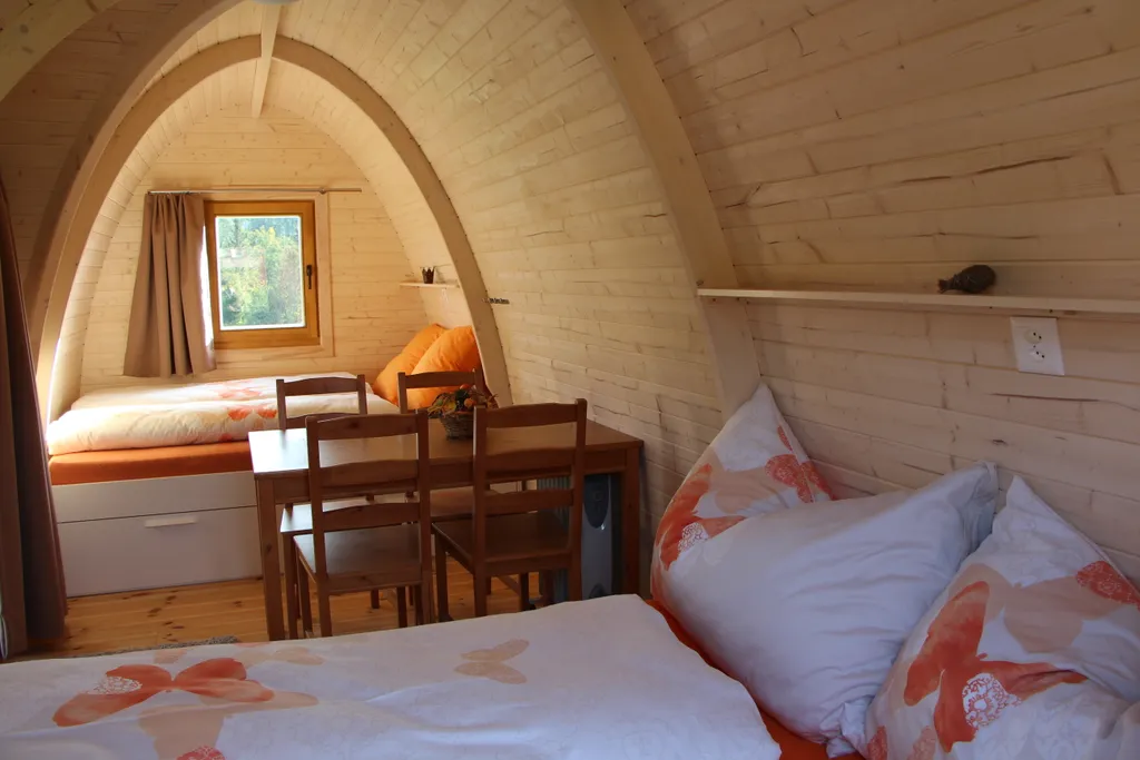 Dieses Bild zeigt das Vierer-Podhouse "Conference" von innen - zwei grosse Doppelbetten - genügend Platz für die ganze Familie.