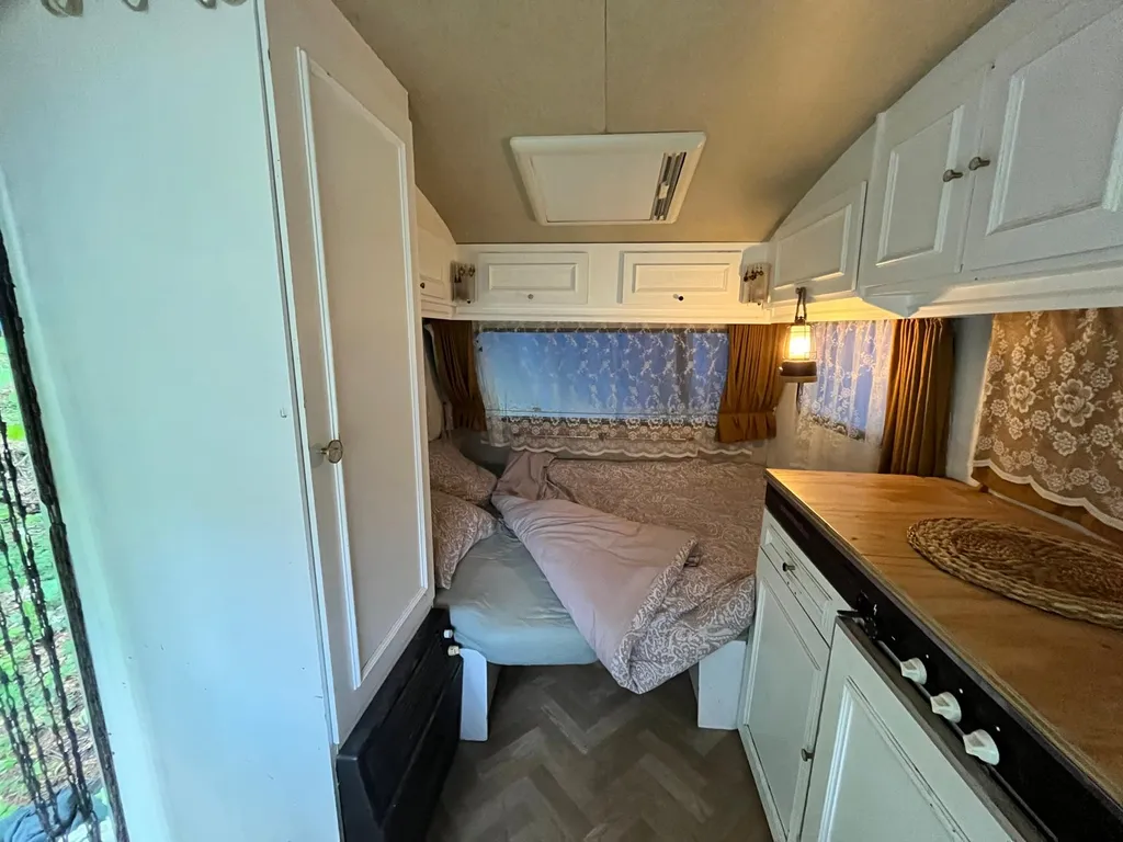 Off grid retro caravan in peacefull forest garden