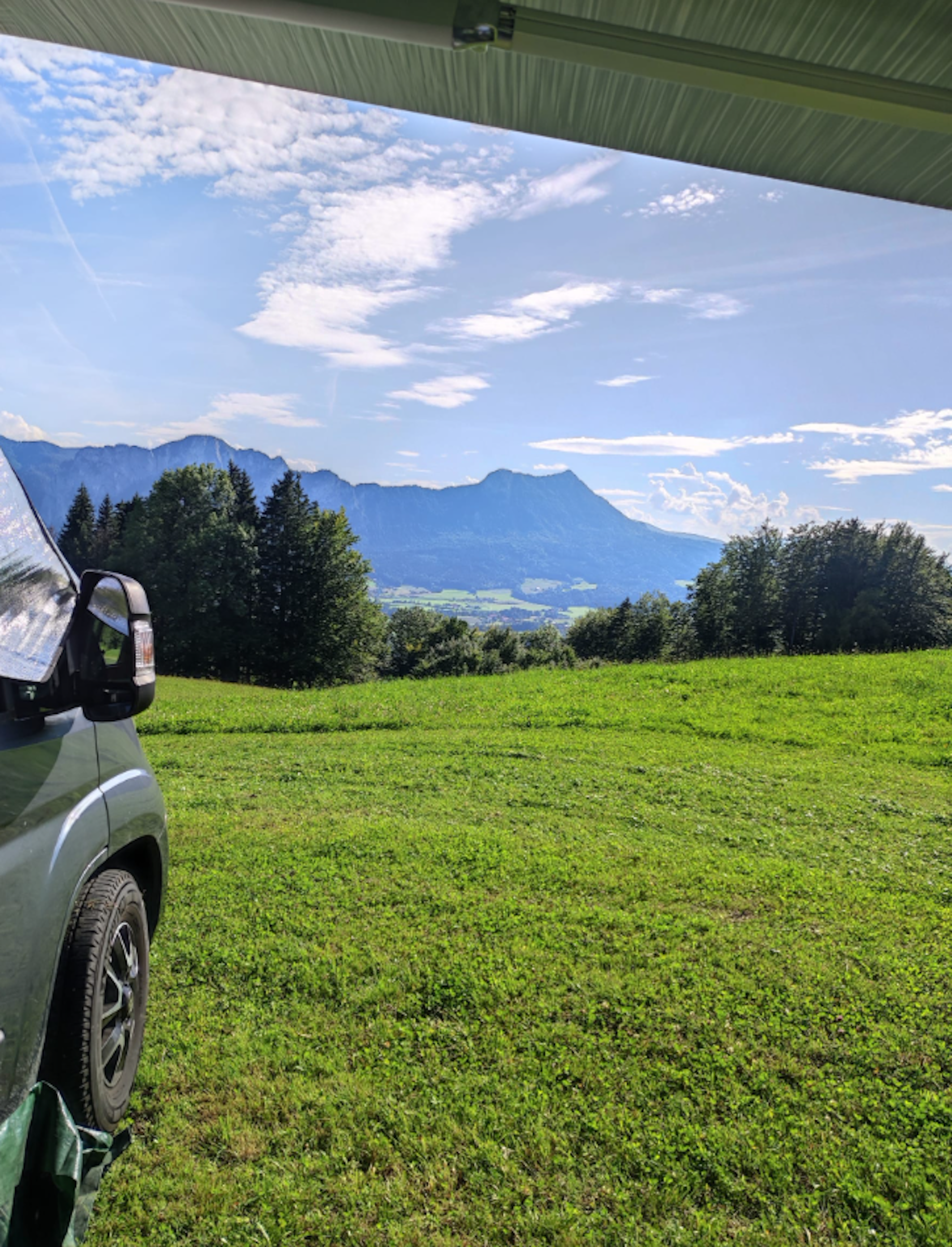 Wiese neben dem Bauernhof
