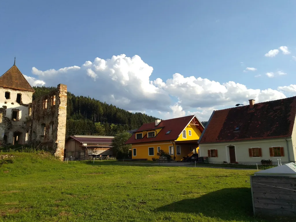 Ruhiger Obstgarten und Bauernhof