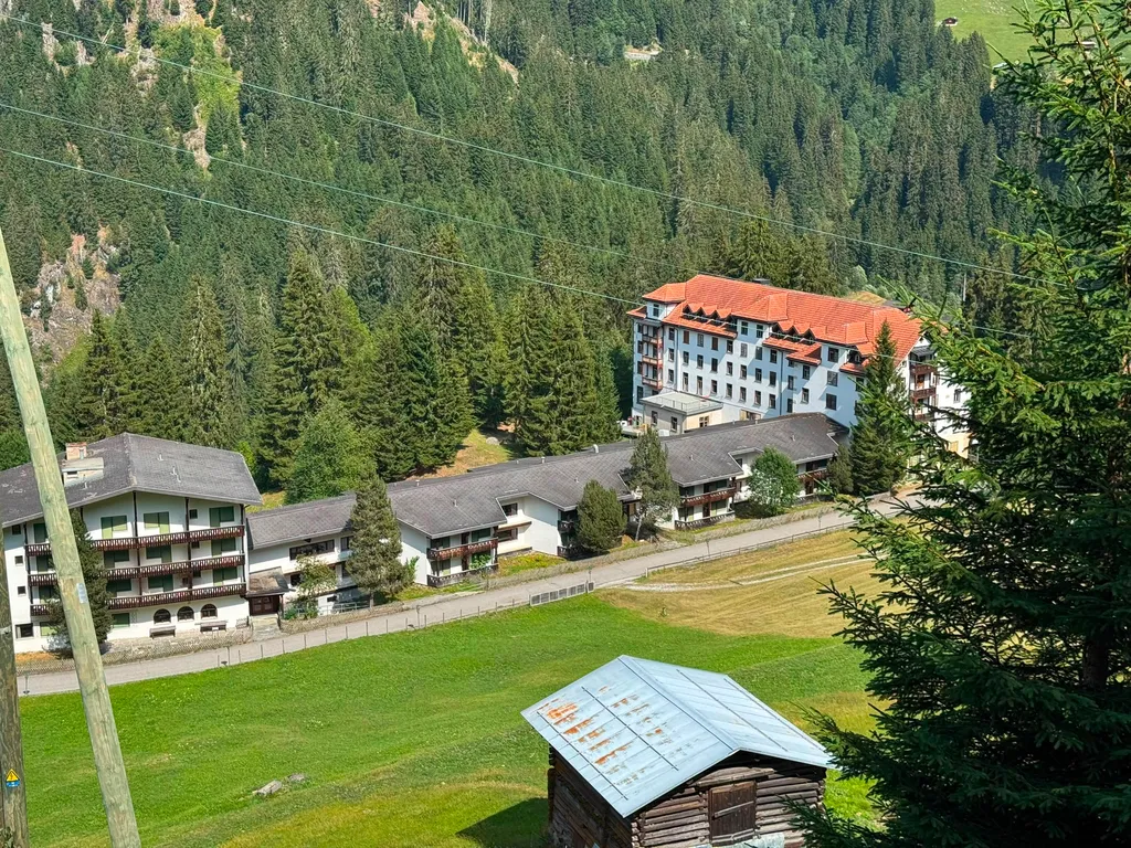 Das Tenigerbad von Westen mit dem Nomady Camp zwischen Altem Waldhaus (rotes Dach) und neuem Waldhaus links anschliessend