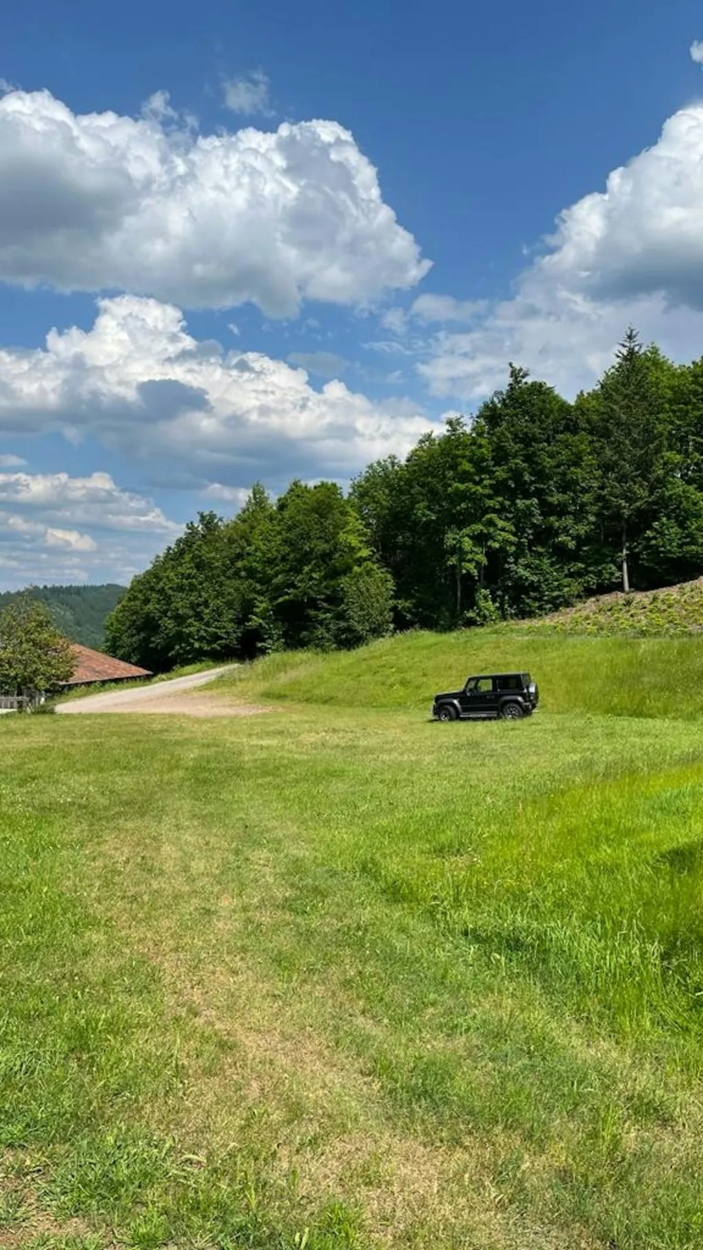 Stellplatz auf der sonnigen Wiese