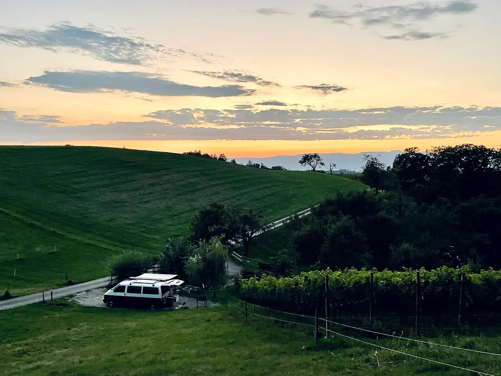 Ein wenig oberhalb vom Stellplatz siehst du auf das Juragebirge.
