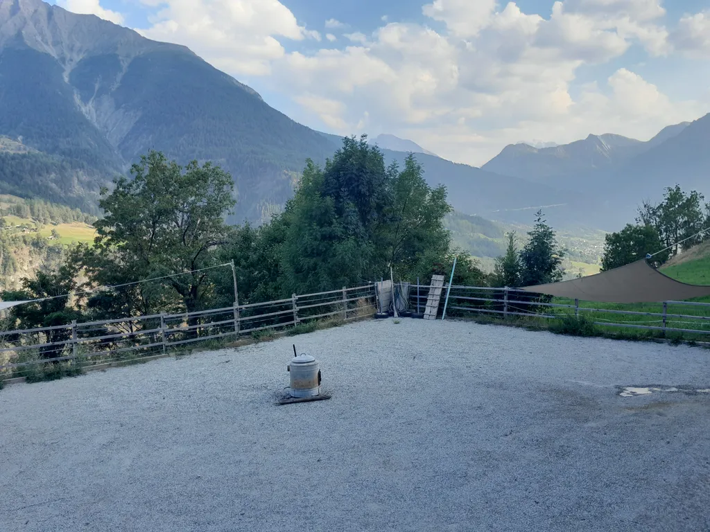 Feuertopf für Schön oder zum Grillieren. Der Platz ist eingezäunt und daher optimal für Kleinkinder und Hunde