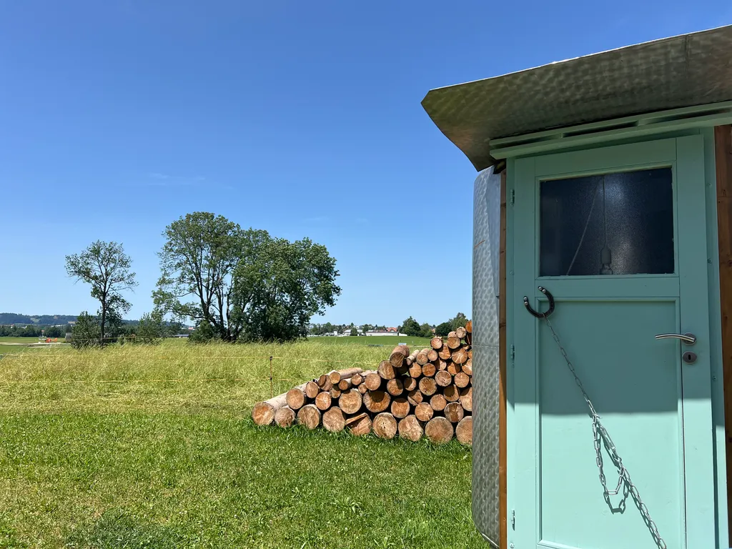 Unser Aussenbad im Himbeergeistfass ist ein besonderes Erlebnis