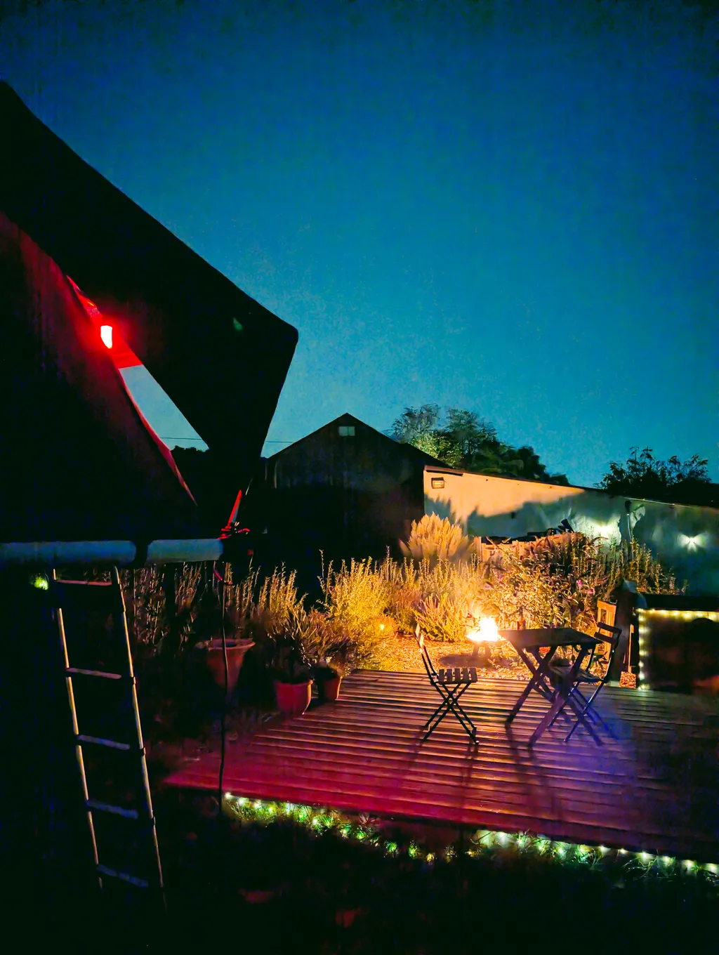 Kräutergarten mit Sonnendeck und Badefass