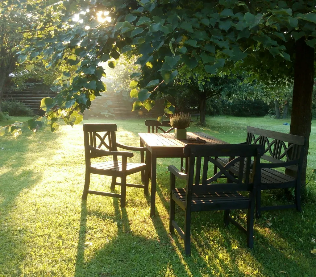 Sichere Wiese mit Naturteich