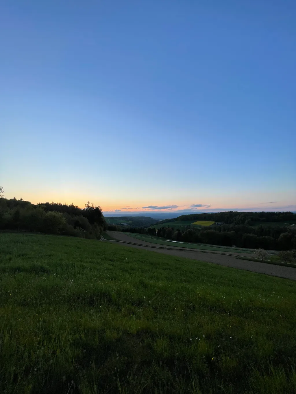 Nur ein paar hundert Meter entfernt erwartet dich ein atemberaubender Aussichtspunkt – ideal für den Sonnenuntergang über dem Tal bis hinunter nach Bad Zurzach und zum Rhein.