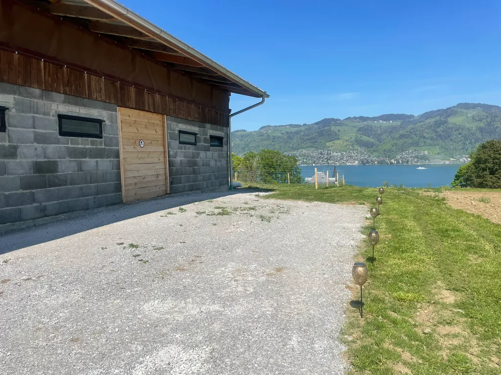 Stellplatz ist mit Kies befestigt
