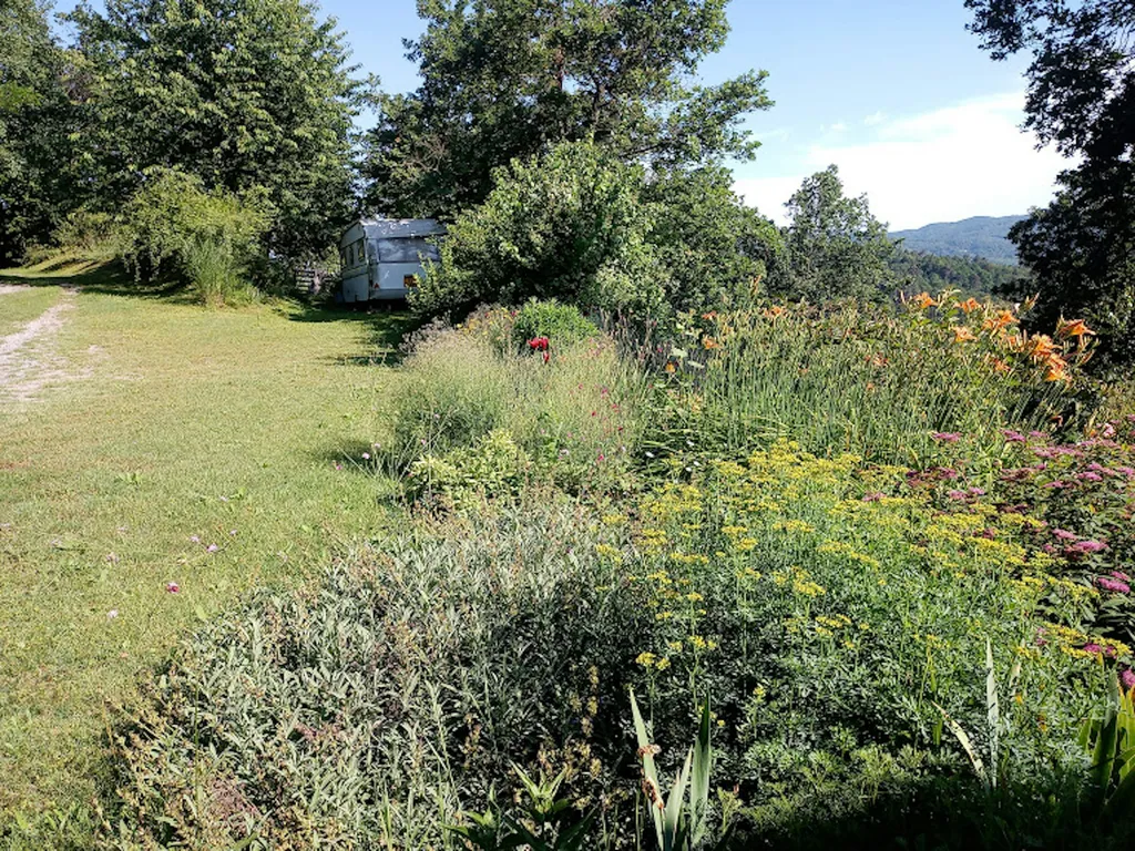 Einfacher Wohnwagen am Gemüsegarten