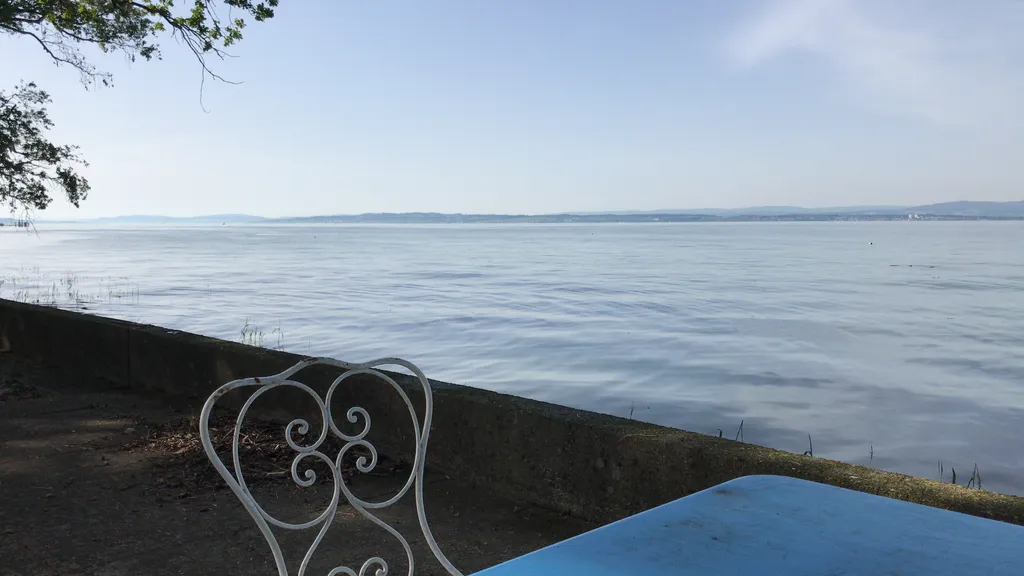 Ein lauschiger Platz am Ufer, wo man dem See ganz nah ist und die Seele baumeln lassen kann.