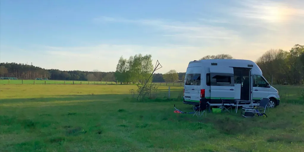 Riesige Ökowiese mit Feuerstelle