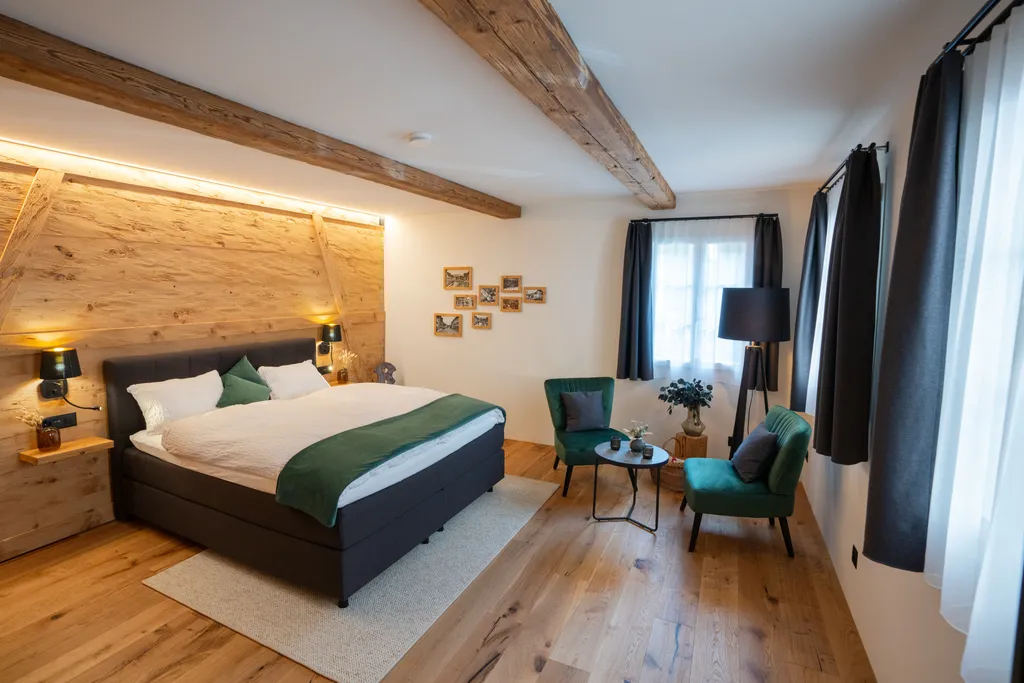 Schlafzimmer mit Doppelbett und einer Kaffeeecke