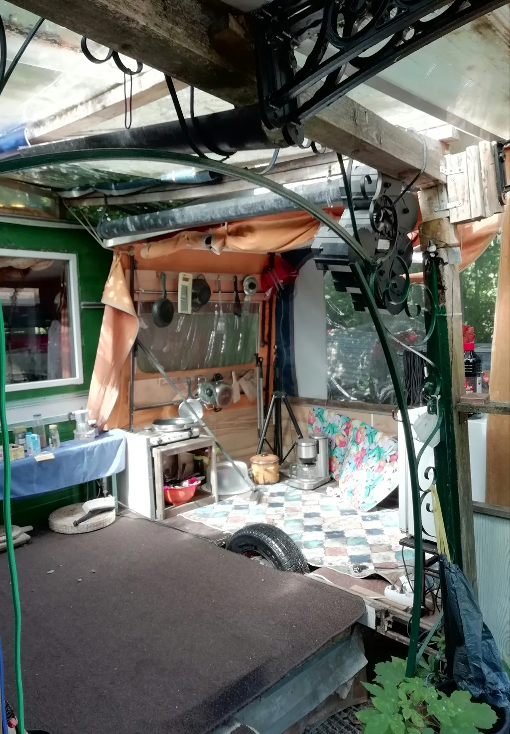 Aus- und umgebauter Bauwagen