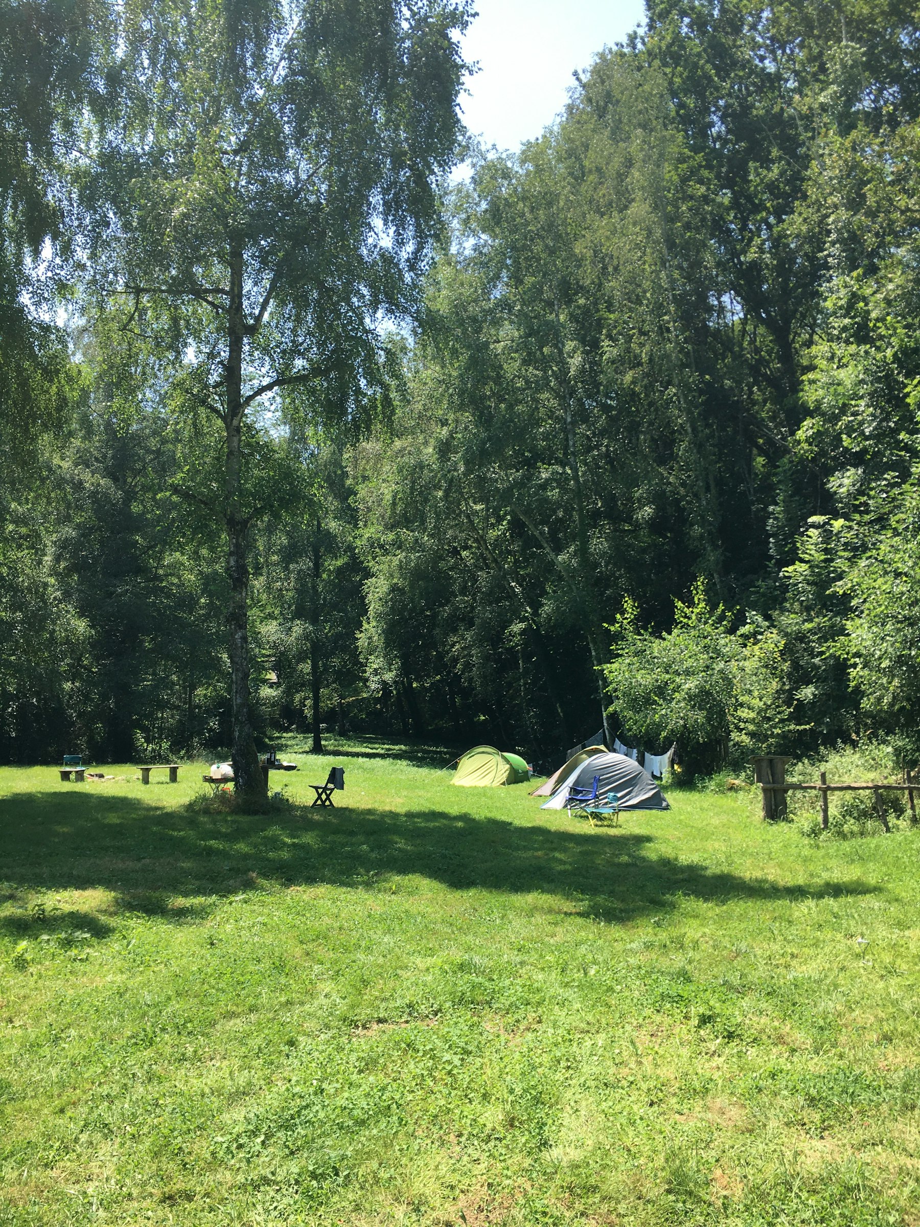 Camping près des montagnes