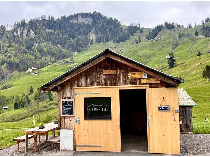 Ghirmi-Hittli - unser Herzensprojekt und Herzstück der Alp Schwand. Ein Ort der Begegnung und des Genuss. Zeit zum Sein.