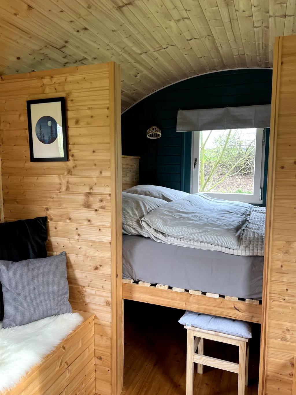 Auszeit am Kanal im Zirkuswagen