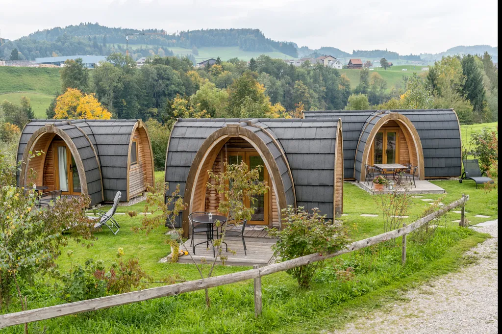 Vorne befinden sich zwei Zweier-Pods, hinten (ganz rechts im Bild) befindet sich das grössere Vierer-Podhouse