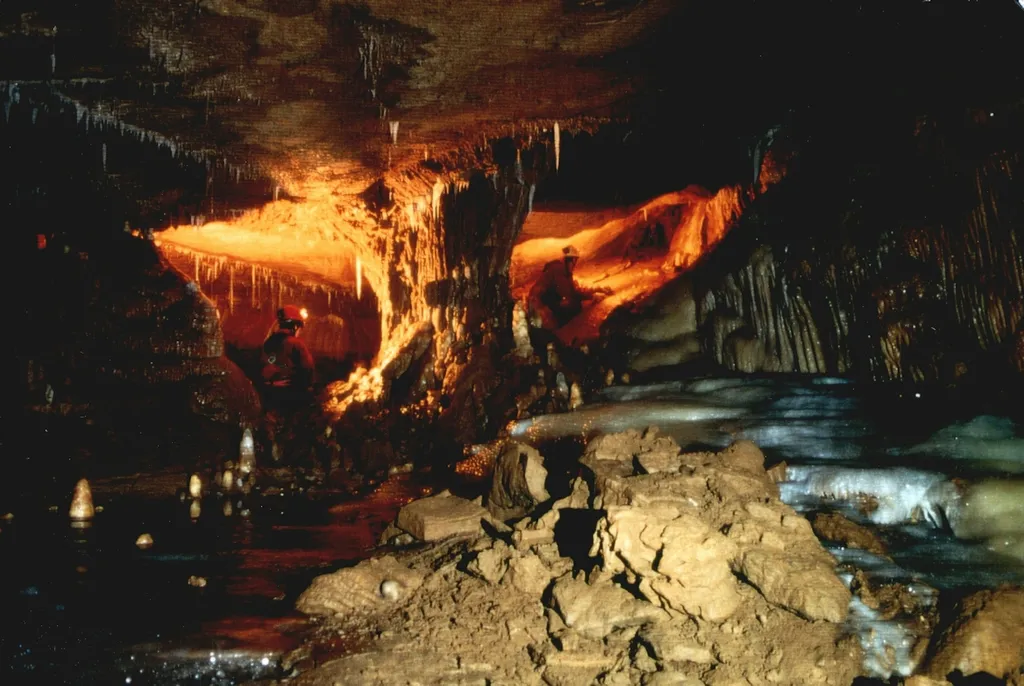 Stellplatz an Wanderroute und Höhle