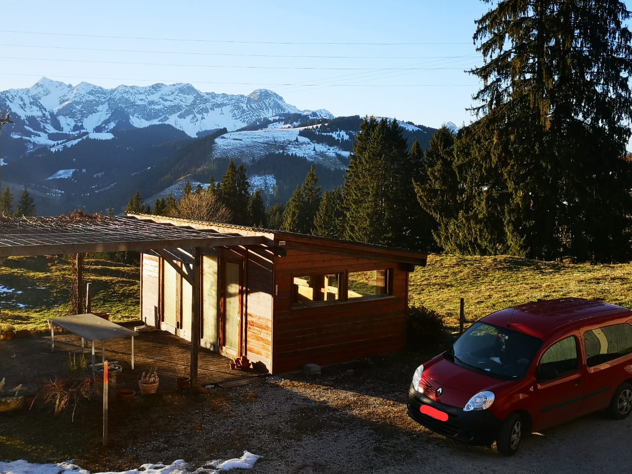 Bergnest in märchenhafter Alpenkulisse