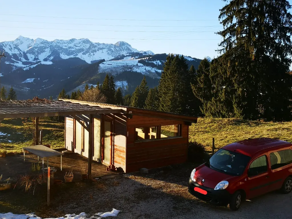 Bergnest in märchenhafter Alpenkulisse