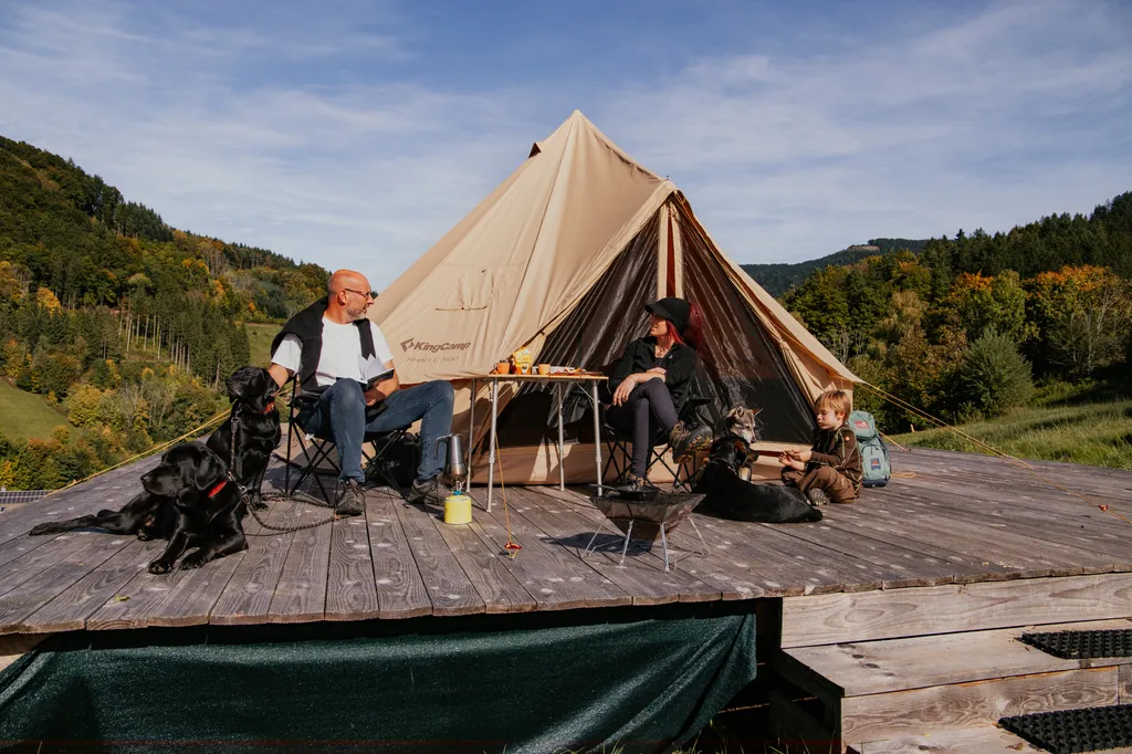 Holzplattformen für Zelte