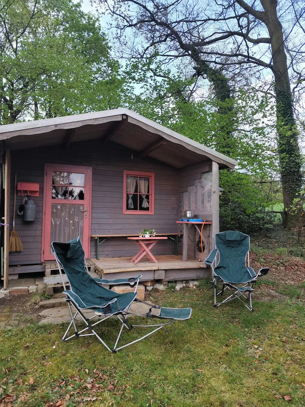 Hütte im ländlichen Garten