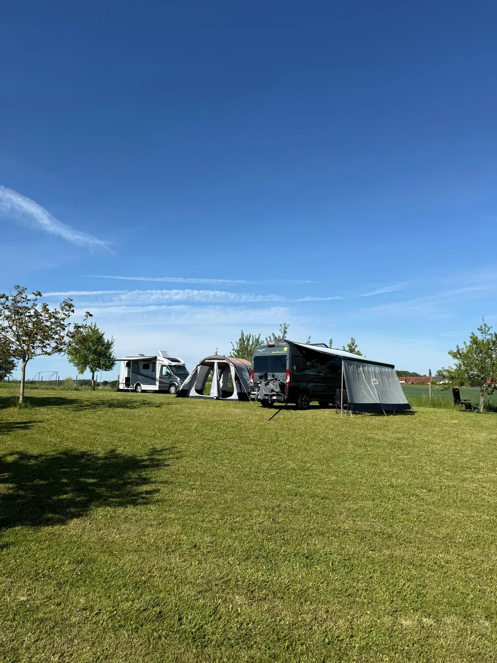 Obstbaumwiese mit Panoramablick am Badesee