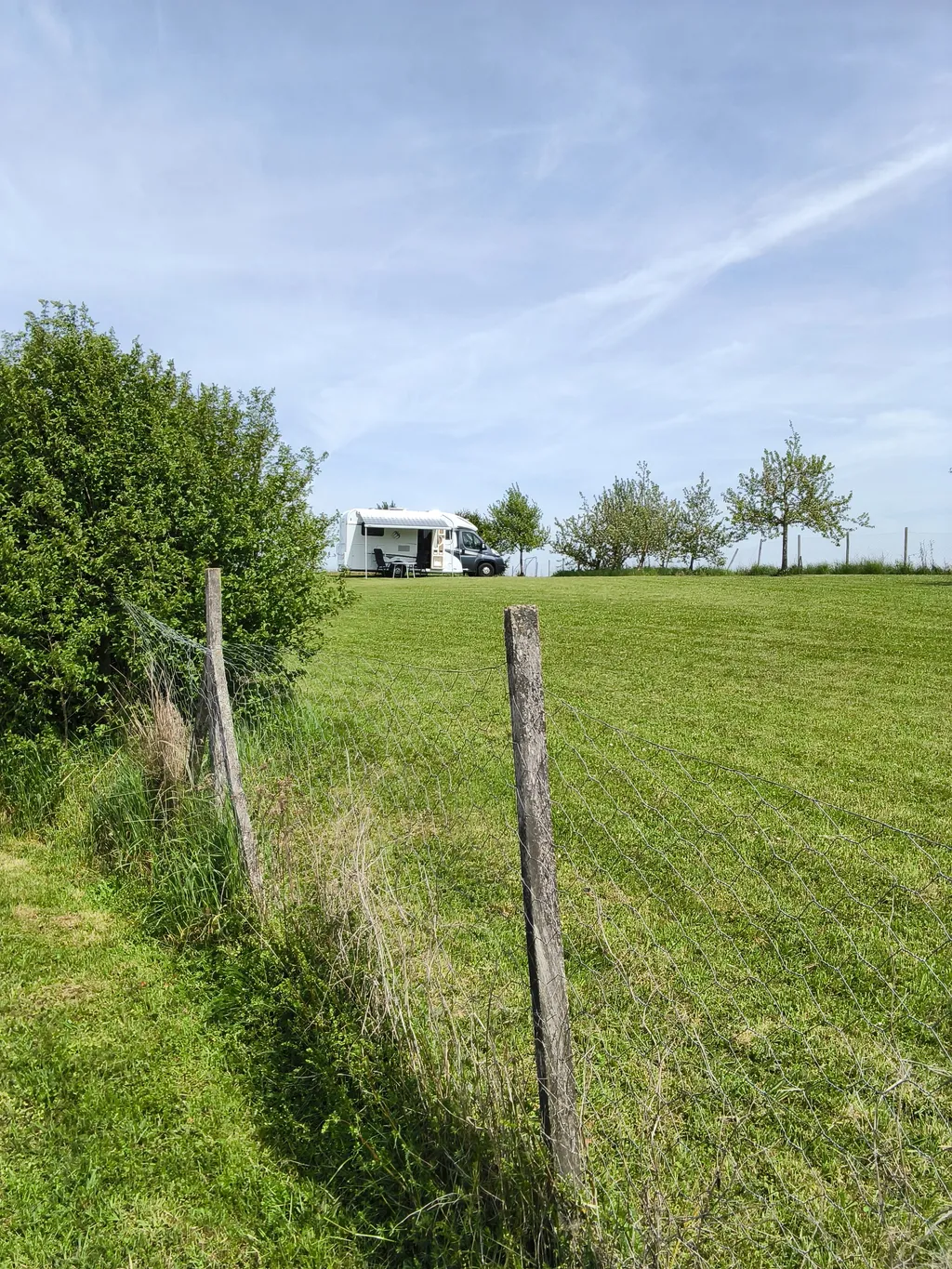 Obstbaumwiese mit Panoramablick am Badesee