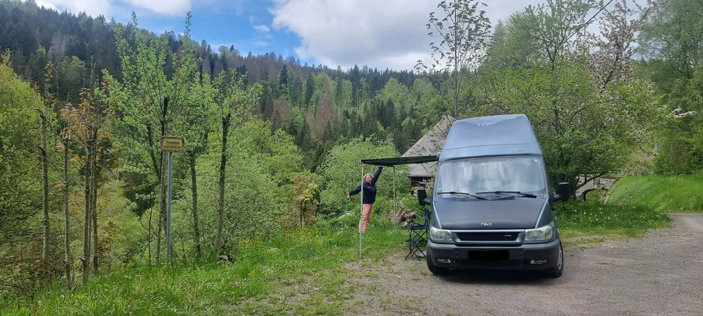 Das ist der Platz auf der linken Seite,wenn Du zum Hof hochfährst.