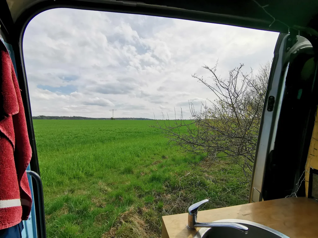 Weitblick übers Feld - hier trällert die Feldlerche!