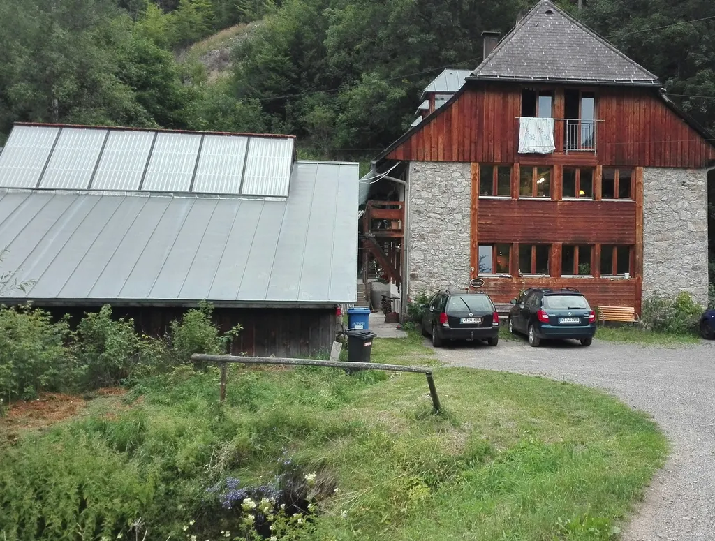 Zwischen Schuppen und Haus durch und dann die Holztreppe hoch. Da wohnen wir