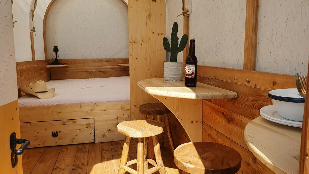 Planwagen auf der Horse Lake Ranch