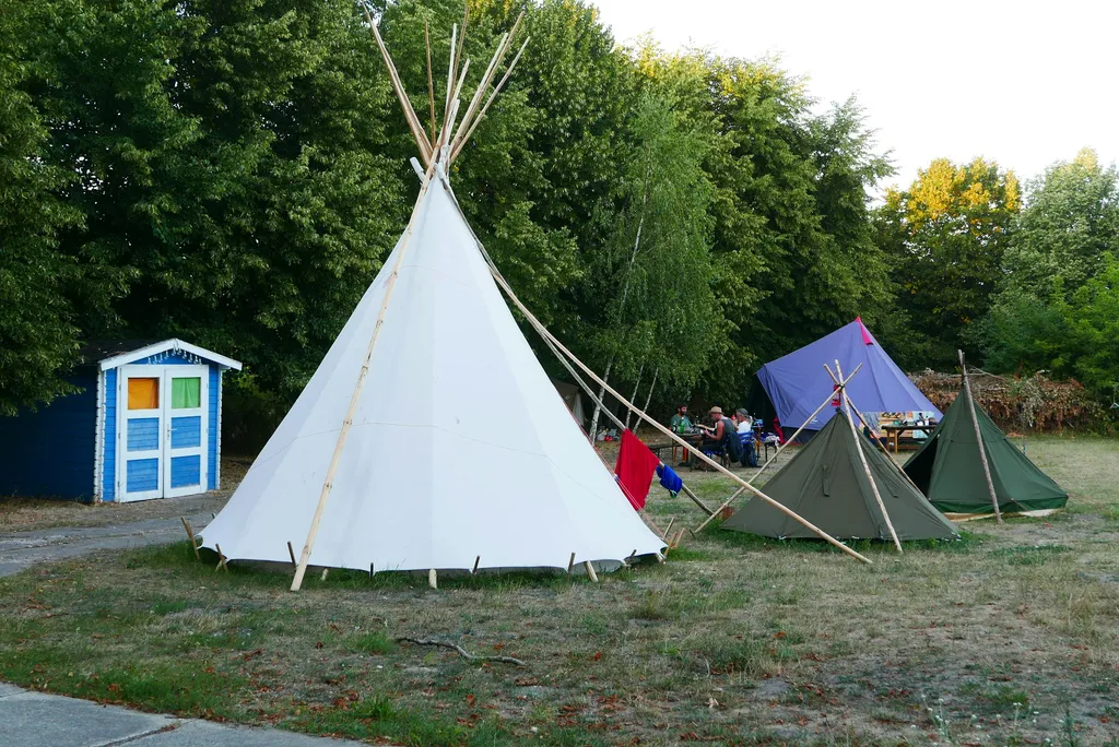 Gemütliche Wiese mit alten Bäumen
