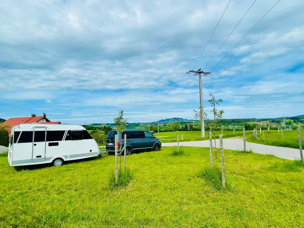 Idylle mit Seeblick und Pferden