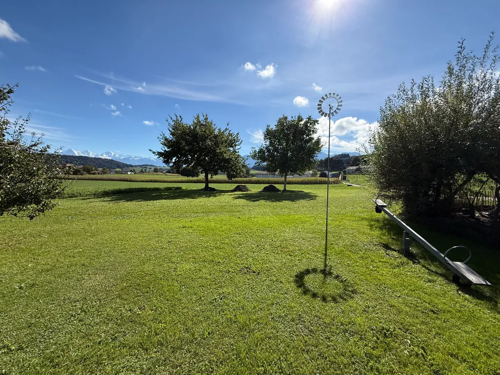 Relaxen im Grünen mit Blick auf die Berner Alpen