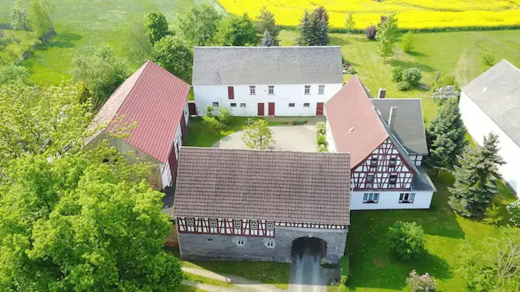 Historischer Vierseithof mit Naturgarten