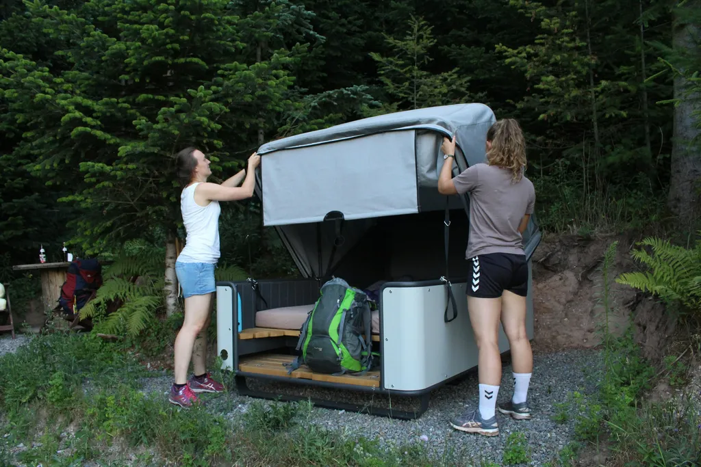 Hochklappen des Wetterschutzes am Strandkorb