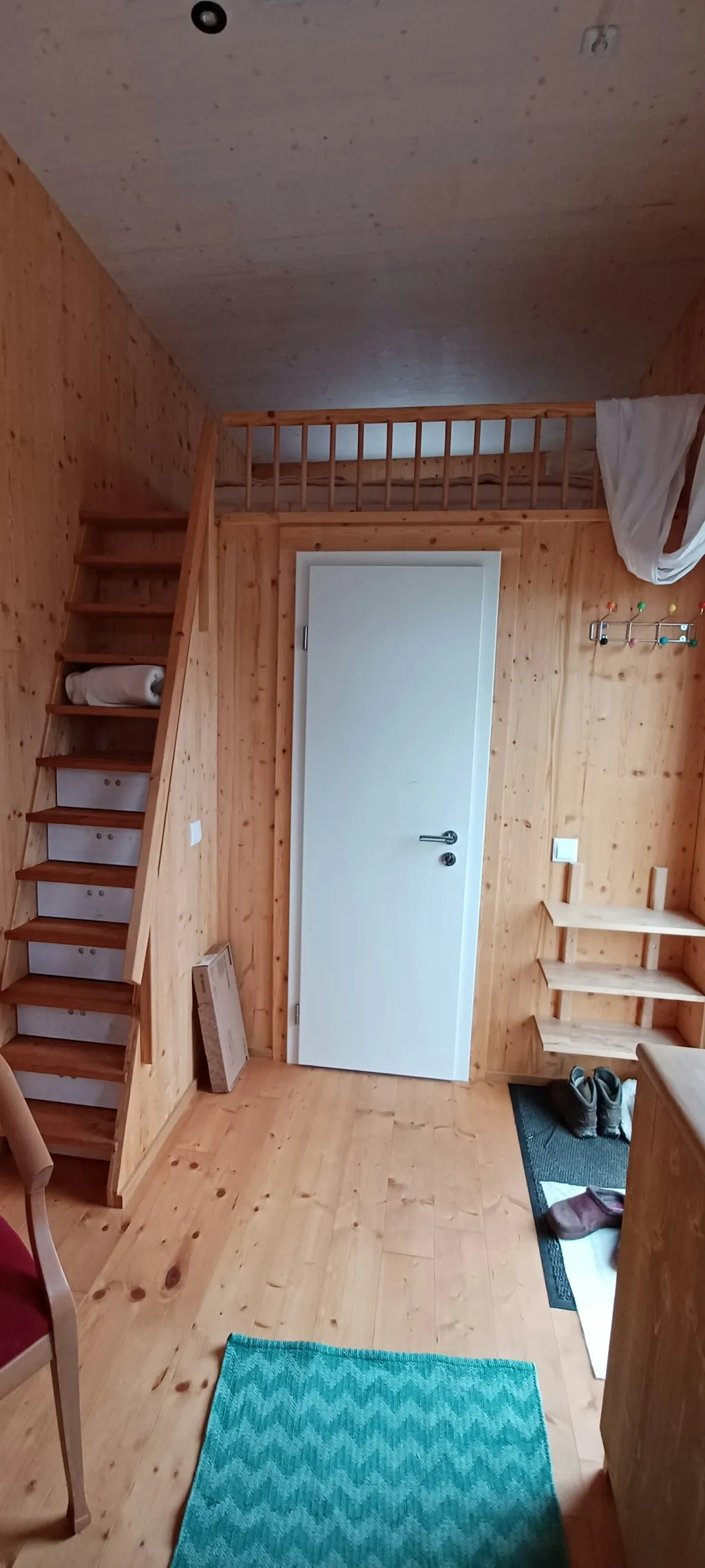 Treppe zum großen Bett