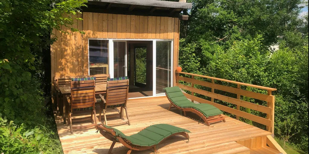 Ausgebaute Gartenhütte mit Aussicht