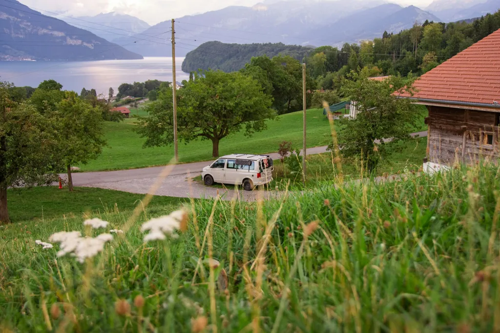 Achtung, Bitte:-)! Neu parken alle Nomady-Gäste bei der Scheune Höhenstrasse 57. Dort habt Ihr mehr Platz, Ruhe und die selbe grossartige Aussicht.