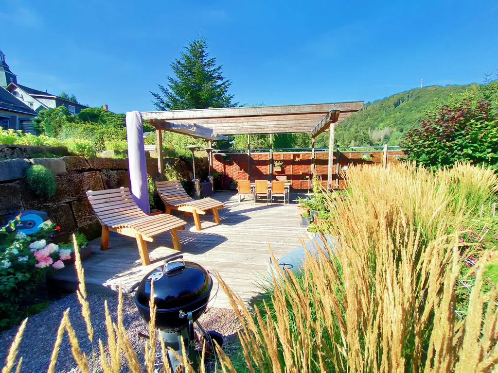 Plätzchen mit Blick auf grüne Berge